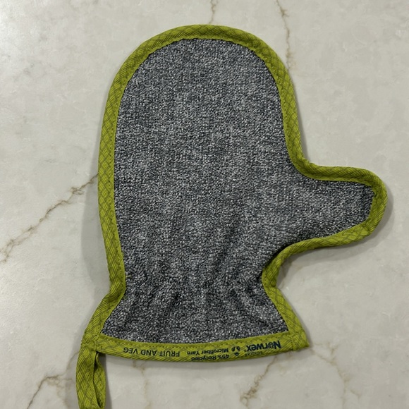 Norwex LE Fruit and Veggie Cloth Mitt - Picture 2 of 3